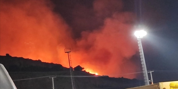 Çeşme'de makilik alanda çıkan yangın kontrol altına alındı