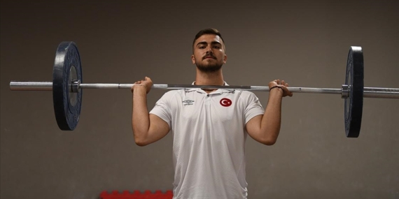 Dedesi ve dayılarına özenerek başladığı halterde dünya şampiyonu oldu