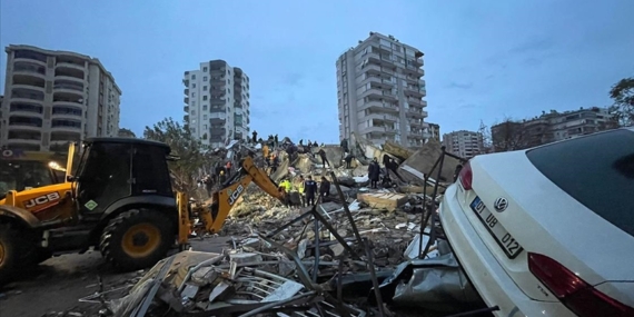 Depremlerde yıkılan apartmanın 2 müteahhidine 90'ar yıla kadar hapis talebi