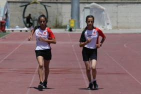 Depremzede-atlet-kizlarin-milli-forma-gayreti.jpg