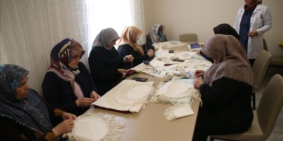 Depremzedeler kurslarda öğrendikleri el işini memleketlerine döndüklerinde de yapacak