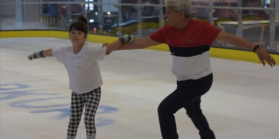 Donmuş havuzda başladığı buz pateninde yıllardır sporcu ve antrenör yetiştiriyor