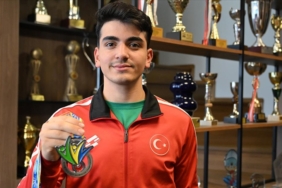 Dunya-ikincisi-badmintoncu-Furkan-Buyukgoze-gozunu-Deaflimpik-Oyunlari039na-cevirdi.jpg