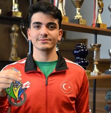 Dunya-ikincisi-badmintoncu-Furkan-Buyukgoze-gozunu-Deaflimpik-Oyunlari039na-cevirdi.jpg