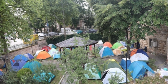 Edirne'de Kırkpınar'a gelen güreşseverlerden bazıları çadırda konakladı