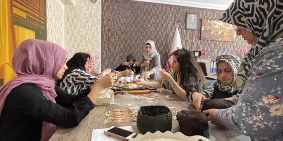 Elazığlı kadınlar yaptıkları el işi ürünlerle ev ekonomisine katkı sağlıyor