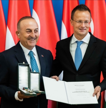 Eski-Disisleri-Bakani-Cavusoglu039na-Macaristan039da-quotYildizli-Liyakat-Nisaniquot-verildi.jpg