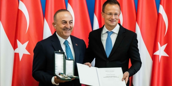 Eski Dışişleri Bakanı Çavuşoğlu'na Macaristan'da "Yıldızlı Liyakat Nişanı" verildi