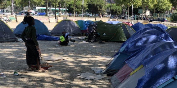 Fransa'da dernekler, yetkililerin kayıtsız kaldığı göçmen çocuklar için harekete geçti