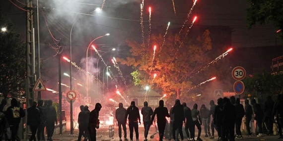 Fransa'da maskeli göstericiler polislere havai fişeklerle saldırdı