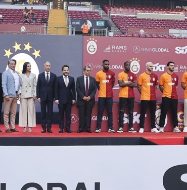 Galatasaray-yeni-transferleri-icin-taraftari-onunde-imza-toreni-duzenledi.jpg
