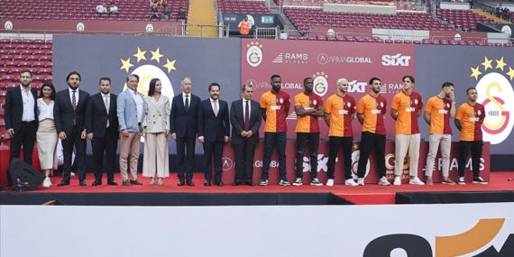 Galatasaray, yeni transferleri için taraftarı önünde imza töreni düzenledi