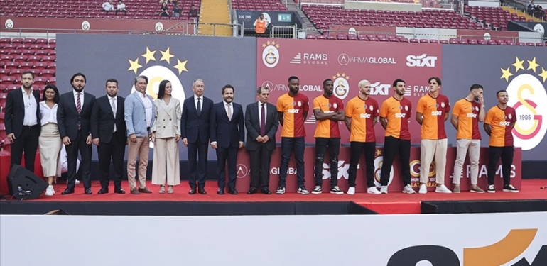 Galatasaray-yeni-transferleri-icin-taraftari-onunde-imza-toreni-duzenledi.jpg