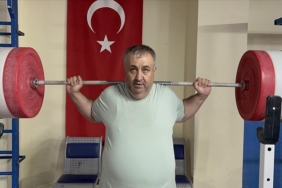 Gorme-engelli-sporcu-45-yasinda-basladigi-halterde-aldigi-derecelerle-ornek.jpg