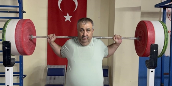 Görme engelli sporcu 45 yaşında başladığı halterde aldığı derecelerle örnek oluyor