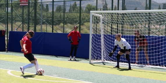 Görme engelli sporcu, elleriyle kazandığı madalyalara şimdi ayaklarıyla ulaşmak istiyor