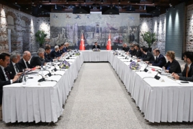 Is-dunyasi-temsilcileri-Dolmabahcedeki-Is-Dunyasi-Temsilcileri-ile-Istisare-Toplantisini.jpg