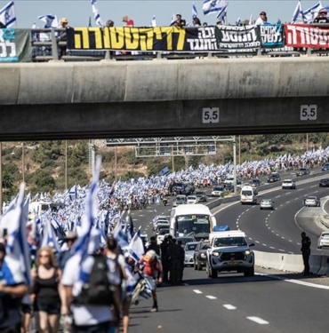 Israil039de-hukumetin-yargi-duzenlemesine-karsi-binlerce-kisi-Tel-Aviv039den-Bati.jpg