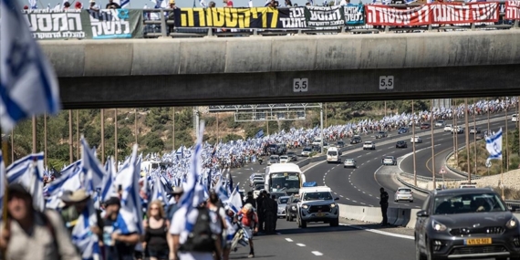 İsrail'de hükümetin yargı düzenlemesine karşı binlerce kişi Tel Aviv'den Batı Kudüs'e yürüyor