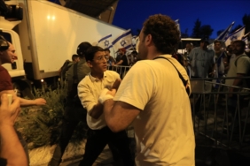 Israil039in-guneyinde-yargi-duzenlemesi-karsiti-ve-destekcisi-gruplar-karsilasinca-havaya.jpg