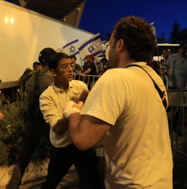 Israil039in-guneyinde-yargi-duzenlemesi-karsiti-ve-destekcisi-gruplar-karsilasinca-havaya.jpg