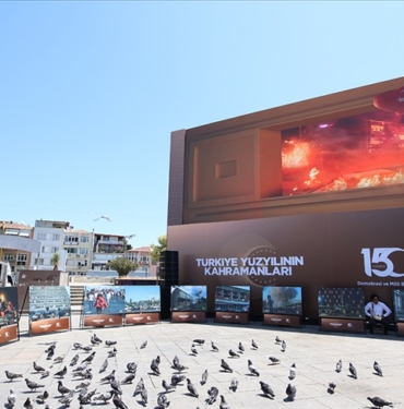 Istanbul039da-kurulan-ekranlarda-15-Temmuz-kahramanlarinin-hikayeleri-anlatildi.jpg