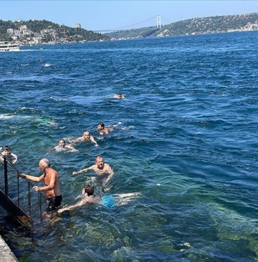 Istanbul039da-serinlemek-isteyenler-sahil-ve-parklari-tercih-etti.jpg