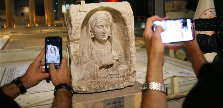 Italya039dan-iadesi-saglanan-Zeugma-kokenli-mezar-steli-Turkiye039de.jpg