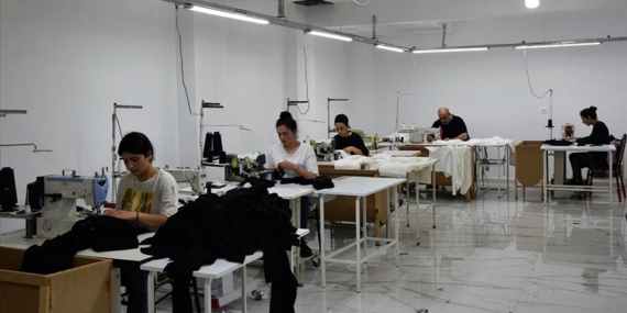 KOSGEB destekli tekstil atölyesinde liselilere hem meslek öğretiyor hem de üretim yapıyor