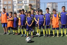 Kilisli-genc-futbolcu-memleketinde-actigi-spor-okulunda-yeni-yetenekler-pesinde.jpg