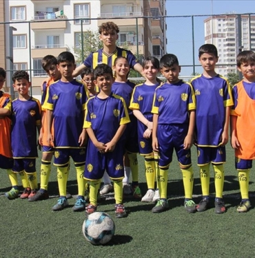 Kilisli-genc-futbolcu-memleketinde-actigi-spor-okulunda-yeni-yetenekler-pesinde.jpg