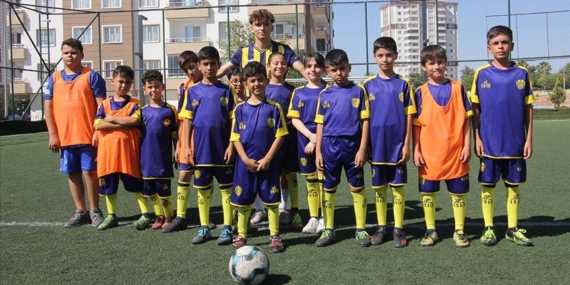 Kilisli genç futbolcu memleketinde açtığı spor okulunda yeni yetenekler peşinde