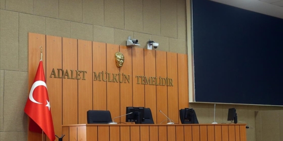 Kiracısı çıkmayınca iş makinasıyla duvarı yıkan dükkan sahibine çifte ceza