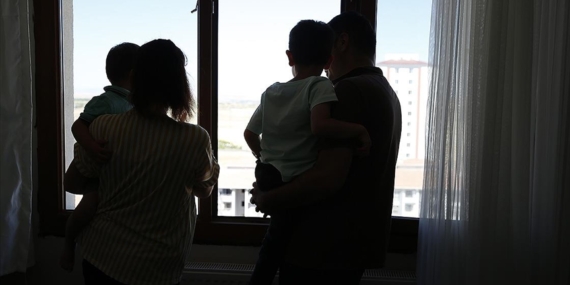 Koruyucu ailesi oldukları çocuk yeni doğan bebeklerine kardeş oldu