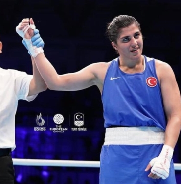 Milli-boksor-Busenaz-Surmeneli039den-3-Avrupa-Oyunlari039nda-altin-madalya.jpg