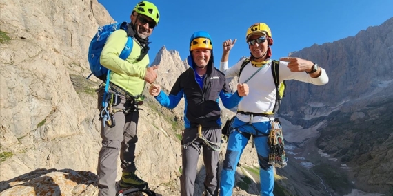 Milli dağcı Tunç Fındık, Hakkari'de kaya tırmanışı yaptı