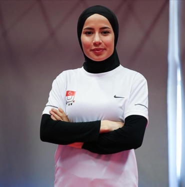 Milli-sporcu-Hayriye-22-altin-madalyasi-icin-ter-dokuyor.jpg