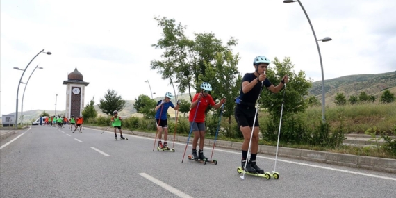 Muş Kayak Takımı sporcuları, Türkiye şampiyonası için asfaltta güç depoluyor
