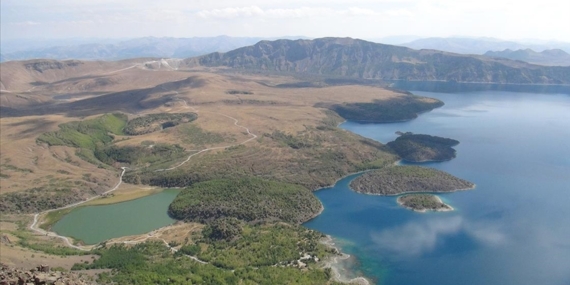 Nemrut Kalderası ve Krater Gölü'ne gelenlere çöp poşeti ve eldiven dağıttılar