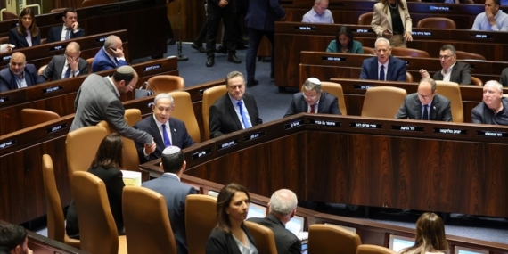 Netanyahu hükümeti, İsrail'i siyasi kaosa sürükleyen yasa tasarısını Meclisten geçirdi