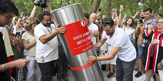 ODTÜ'lüler, mesajlarının bulunduğu "zaman kapsülü"nü 25 yıl sonra açılmak üzere geleceğe uğurladı
