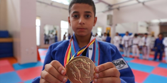 Okulda ters takla atarken keşfedildi, Balkan Judo Şampiyonası'nda birinci oldu