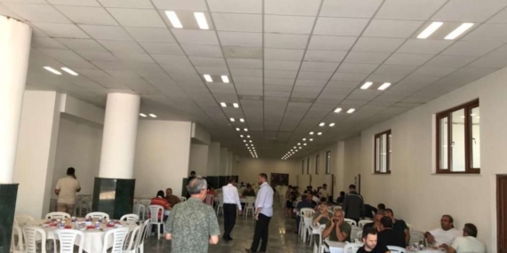 Ölen menzil şeyhi için camide yemek!