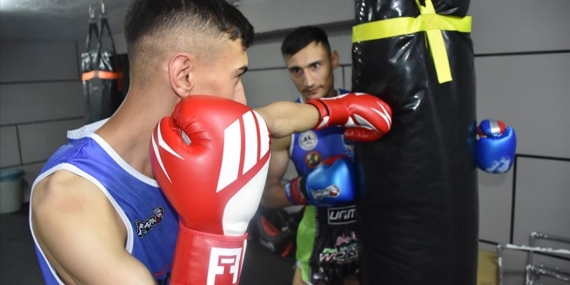 Sakatlandığı için sporu bırakan ağabeyinin hayallerini gerçekleştiriyor
