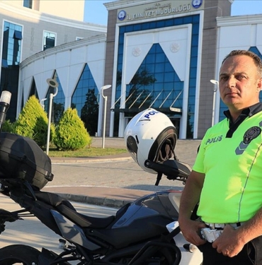 Samsun039da-motosikletli-gence-nasihatte-bulunan-trafik-polisi-Yildirim-o-anlari.jpg