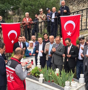 Sehit-ogretmen-Necmettin-Yilmaz-kabri-basinda-anildi.jpg