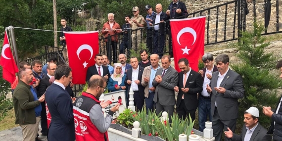 Şehit öğretmen Necmettin Yılmaz kabri başında anıldı