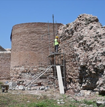 Tarihi-Iznik-surlari-restorasyonundaki-buluntular-Iznik-Muze-Mudurlugune-teslim-edildi.jpg