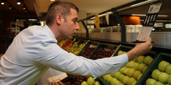 Ticaret Bakanlığının marketlerdeki fiyat ve etiket denetimlerini AA görüntüledi