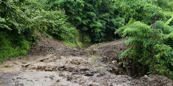Trabzon'da sağanak hayatı olumsuz etkiledi
